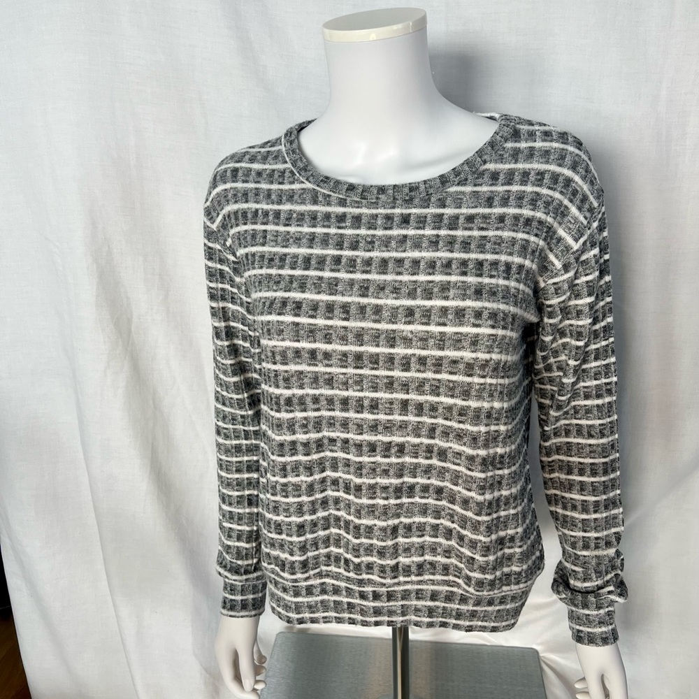 NWOT Women's gray and white sweater